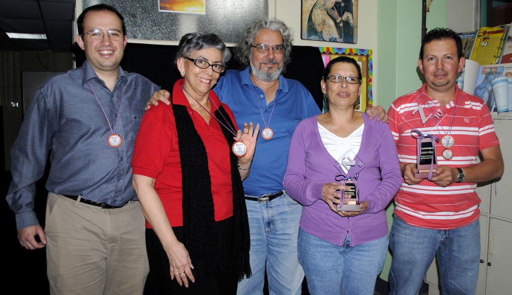 La foto de algunos de los ganadores. De izquierda a derecha: Andrés Cabezas, quinto lugar Torneo Nacional (TN); Martha Müller, primer lugar de la Carrera Mundialista, Leonardo Marranghello, sexo lugar TN, Mélida Marín subcampeona TN y José González, Campeón Nacional de Scrabble 2011 y Campeón Torneo Scrabble Duplicado.